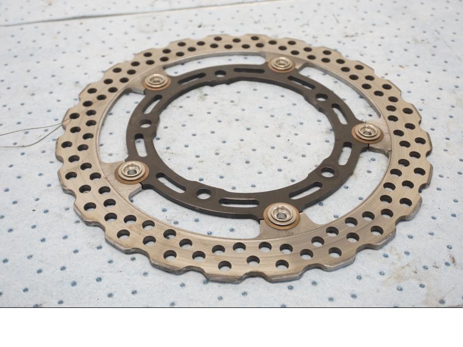 Baksidan på Bromsskiva från en Kawasaki Z 650 ABS -2020 motorcykel.