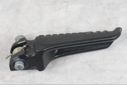 Baksidan på Fotpinne från en KTM 1290 Super Duke R -2022 motorcykel.