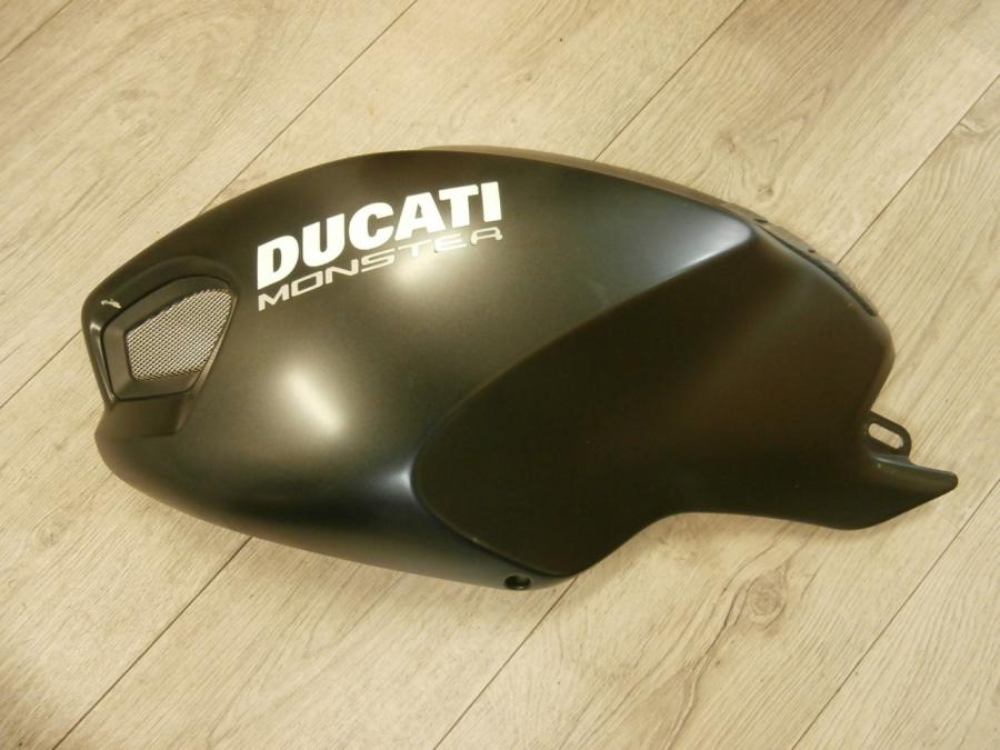 Framsidan på Bensintankskåpa från en Ducati Monster 696 -2008 motorcykel.