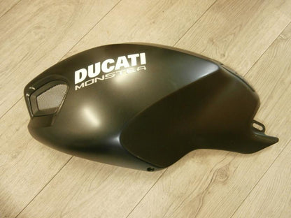 Framsidan på Bensintankskåpa från en Ducati Monster 696 -2008 motorcykel.