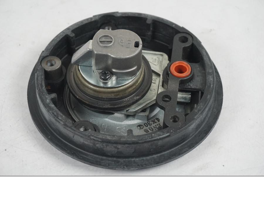 Extrabild1 på <p>Låssats från Yamaha MT-07 ABS 2014. 1st nyckel, tändningslås, antenn, sadellås, cdi och tanklock.</p>

<p>Nyckeln är krokig, går ej att få i styrlåset samt att en mindre plastbit saknas från CDI se bilder.</p> motorcykel.