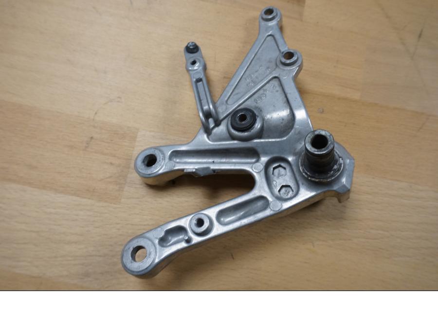 Baksidan på Fotpinnefäste från en Honda CBR 1000 RR -2006 motorcykel.