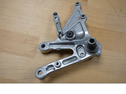 Baksidan på Fotpinnefäste från en Honda CBR 1000 RR -2006 motorcykel.