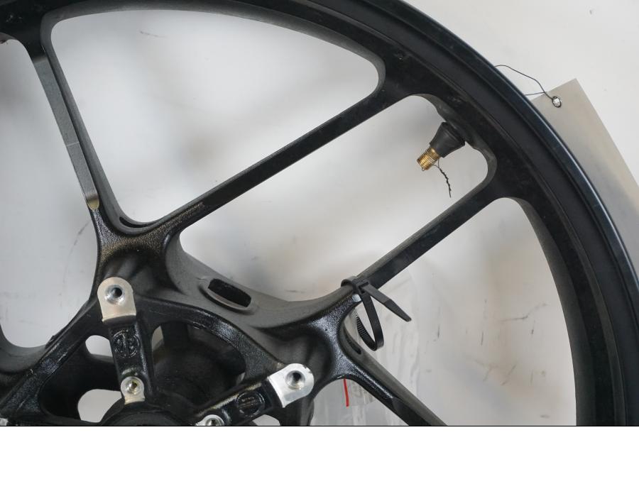 Snett uppifrån på Fälg från en Yamaha MT-09 -2024 motorcykel.