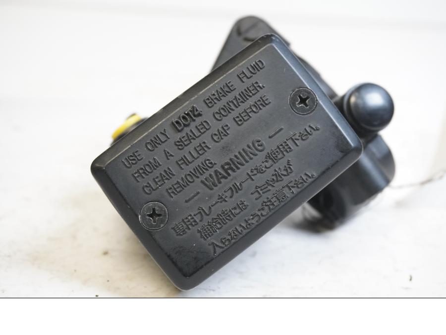 Baksidan på Bromshuvudcylinder från en Yamaha FZ-S 600 -1998 motorcykel.