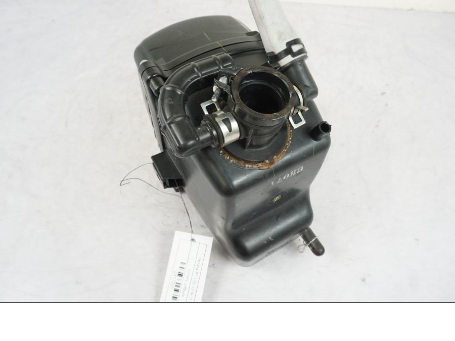 Höger sida på Luftburk från en Yamaha MT 125 -2017 motorcykel.