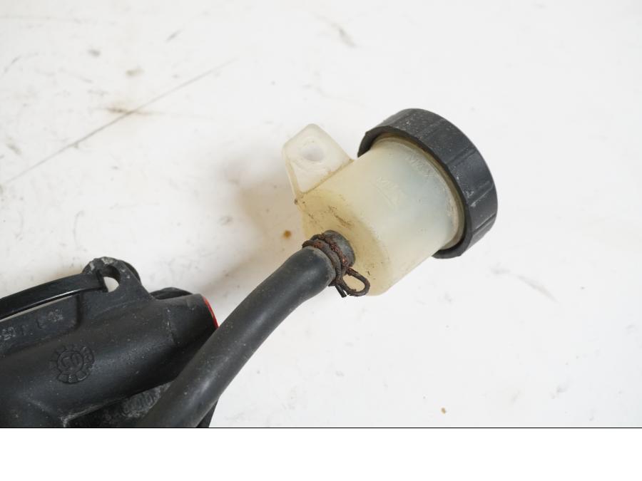 Höger sida på Bromshuvudcylinder från en KTM 625 SXC -2004 motorcykel.