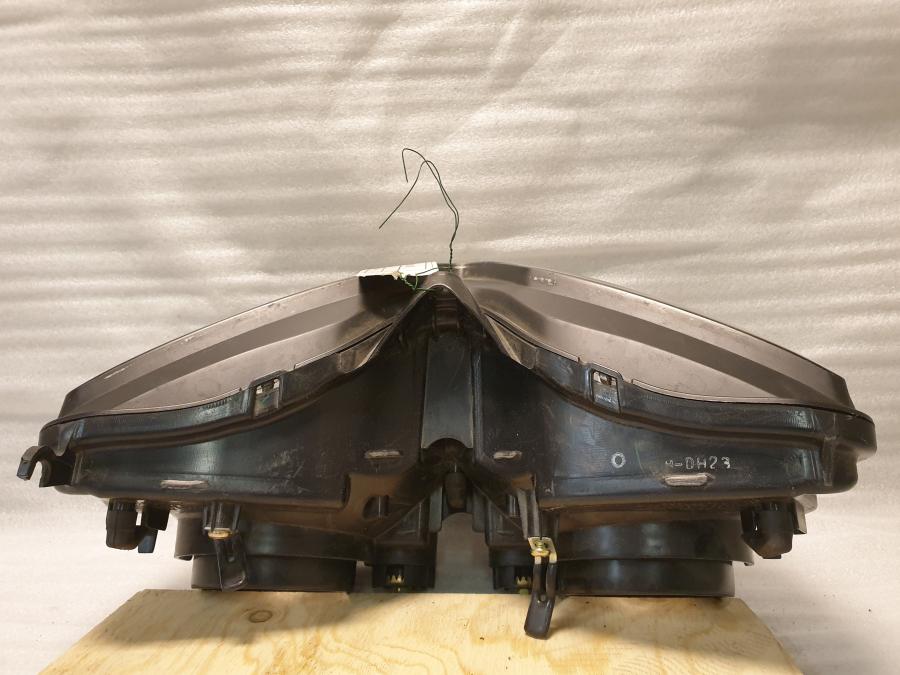 Snett nerifrån på Strålkastare från en Honda CBR 125 R -2004 motorcykel.