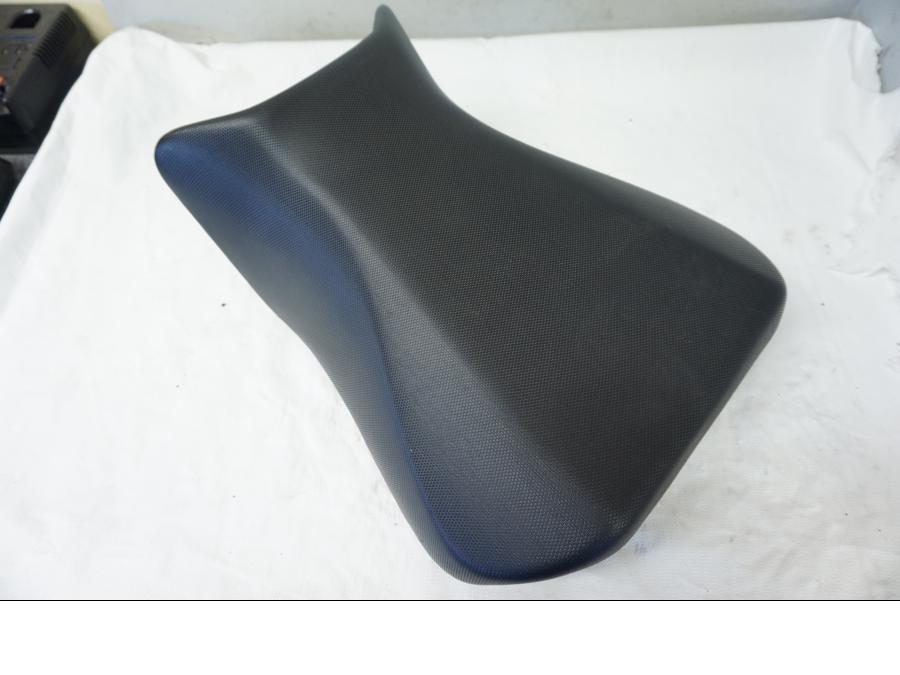 Höger sida på Sadel från en Suzuki SV 650 -2004 motorcykel.