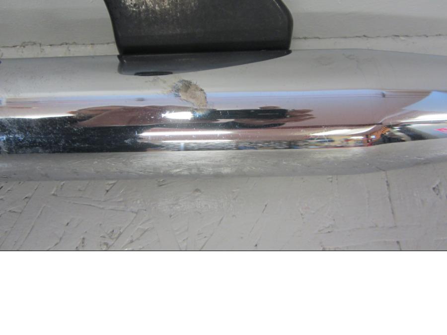 Baksidan på Ljuddämpare från en Triumph Speedmaster -2010 motorcykel.