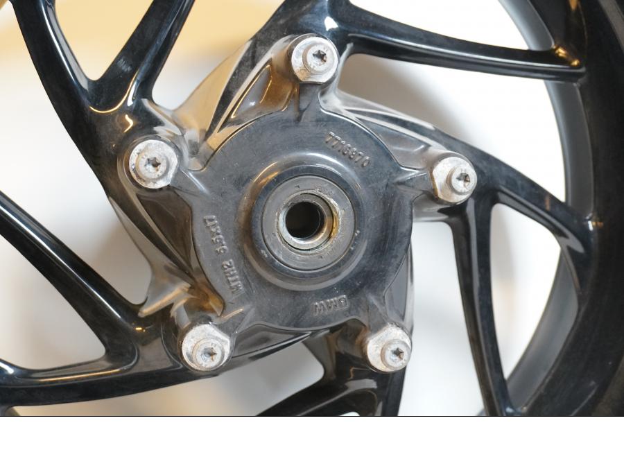 Baksidan på Fälg från en BMW F 800 R -2011 motorcykel.