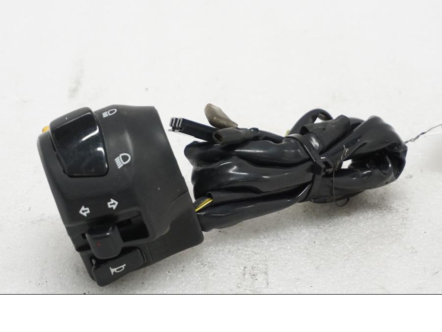 Baksidan på Styrelreglage från en Suzuki SV 1000 -2007 motorcykel.