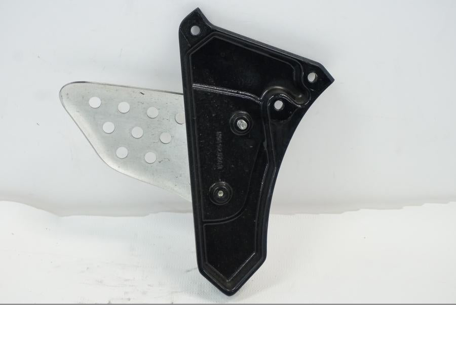 Baksidan på Fotpinnefäste från en Buell XB9S -2003 motorcykel.