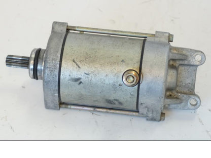 Framsidan på Startmotor från en Honda CBR 900 RR -2001 motorcykel.