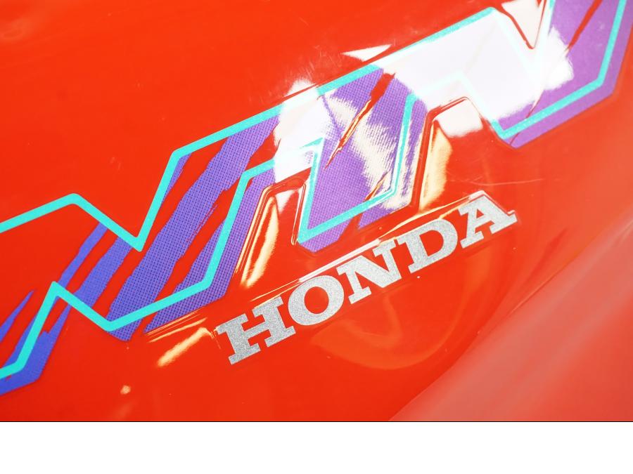 Baksidan på Bensintank från en Honda NTV 650 -1997 motorcykel.