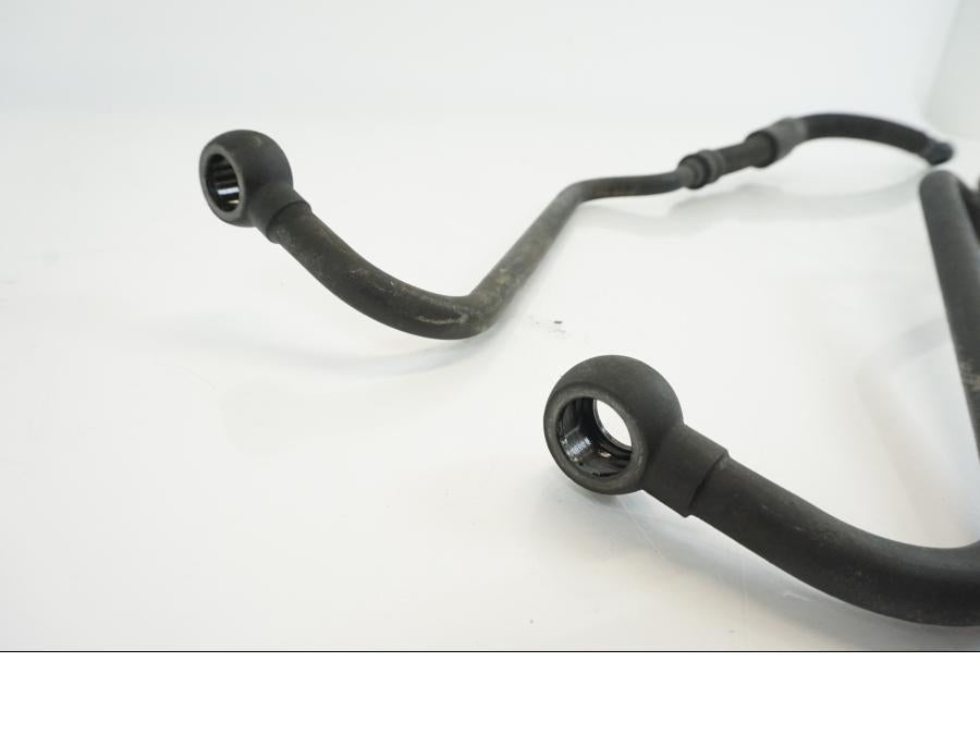 Snett nerifrån på Oljekylrör från en Suzuki GSX-R 1100 -1986 motorcykel.