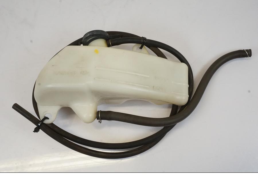 Framsidan på Vattenexpansionskärl från en Honda NT 700 -2008 motorcykel.