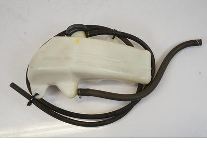 Framsidan på Vattenexpansionskärl från en Honda NT 700 -2008 motorcykel.