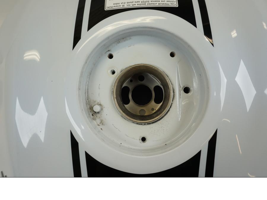 Extrabild2 på Bensintank från en Suzuki GSX 1300 R -2017 motorcykel.