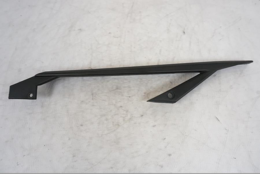 Framsidan på Kedjeskydd från en KTM 690 Duke -2014 motorcykel.