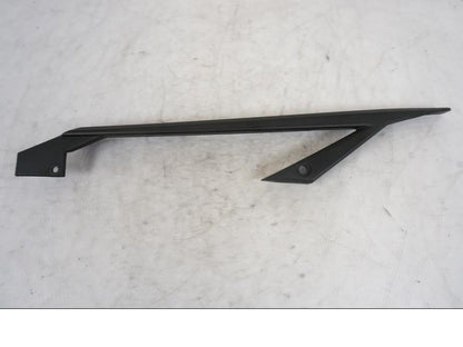 Framsidan på Kedjeskydd från en KTM 690 Duke -2014 motorcykel.