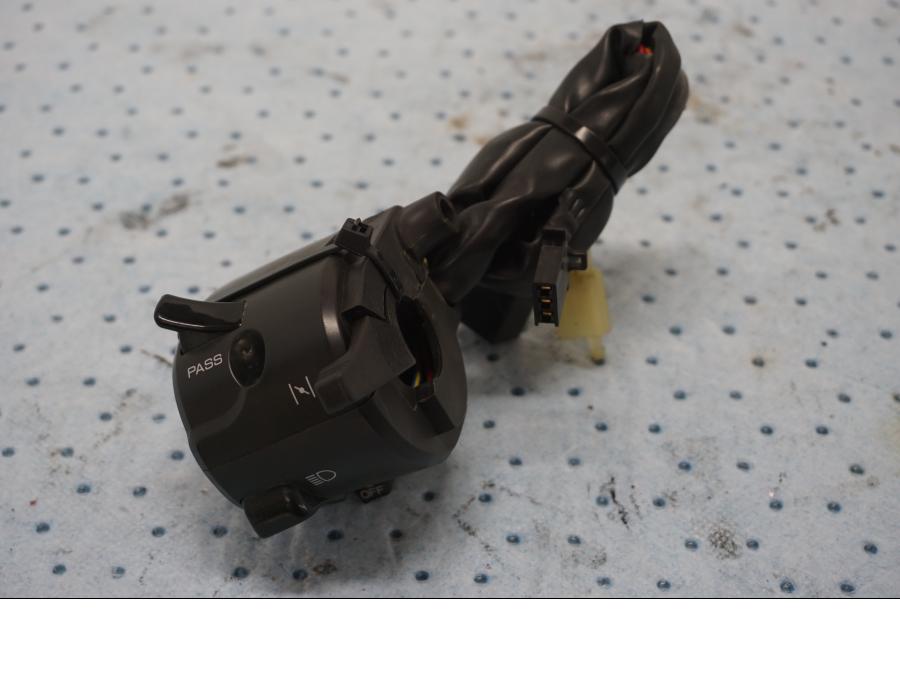 Baksidan på Styrelreglage från en Kawasaki ZX-6R -2000 motorcykel.