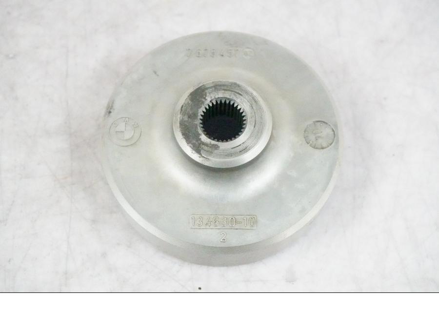 Höger sida på Generator från en BMW K 1200 S -2005 motorcykel.