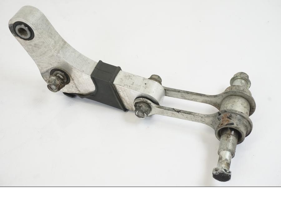 Baksidan på Stötdämparlänkage från en Yamaha MT-07 -2016 motorcykel.