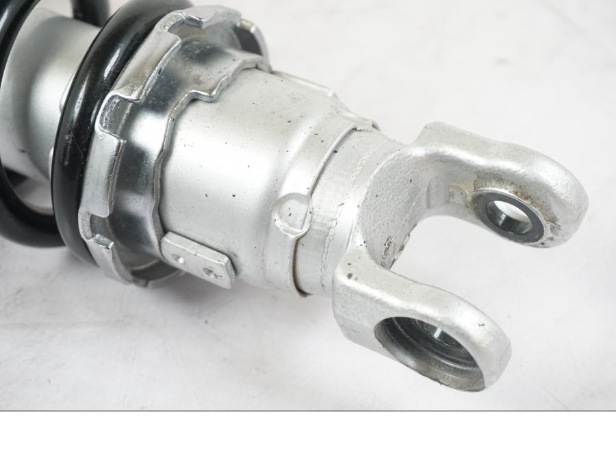 Baksidan på Stötdämpare från en Yamaha MT-09 -2020 motorcykel.