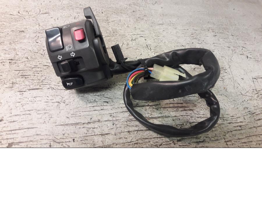 Baksidan på Styrelreglage från en Yamaha FZ-S 600 -2000 motorcykel.