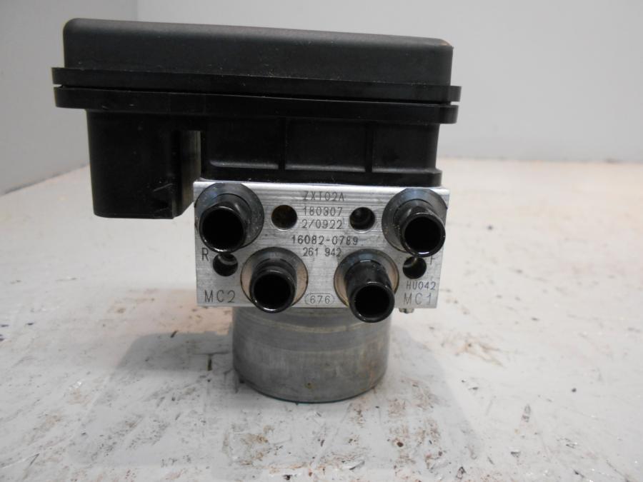 Höger sida på ABS Modulator från en Kawasaki Ninja H2 -2018 motorcykel.