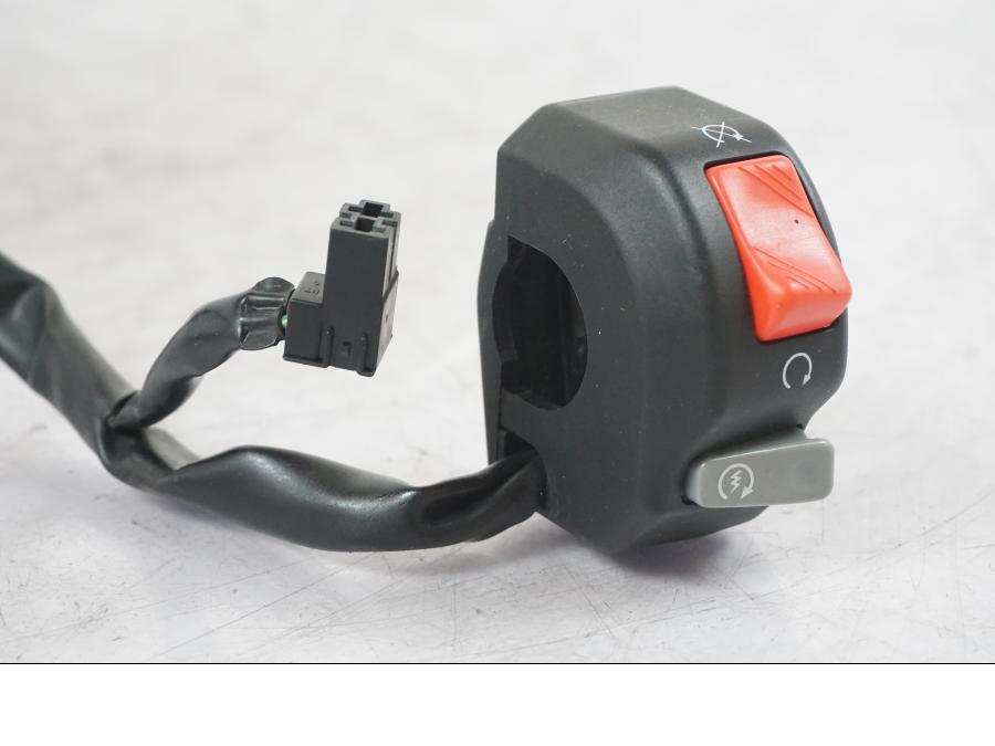 Baksidan på Styrelreglage från en Kawasaki ZZ-R 1400 -2009 motorcykel.