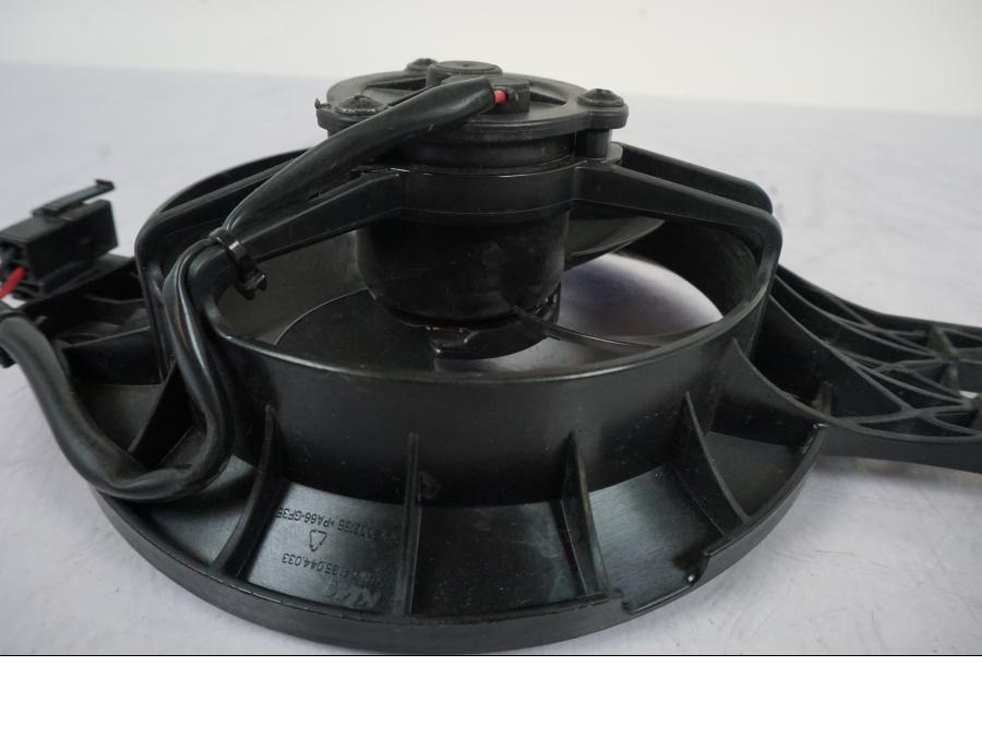 Snett uppifrån på Vattenkylfläkt från en KTM 790 Duke -2019 motorcykel.