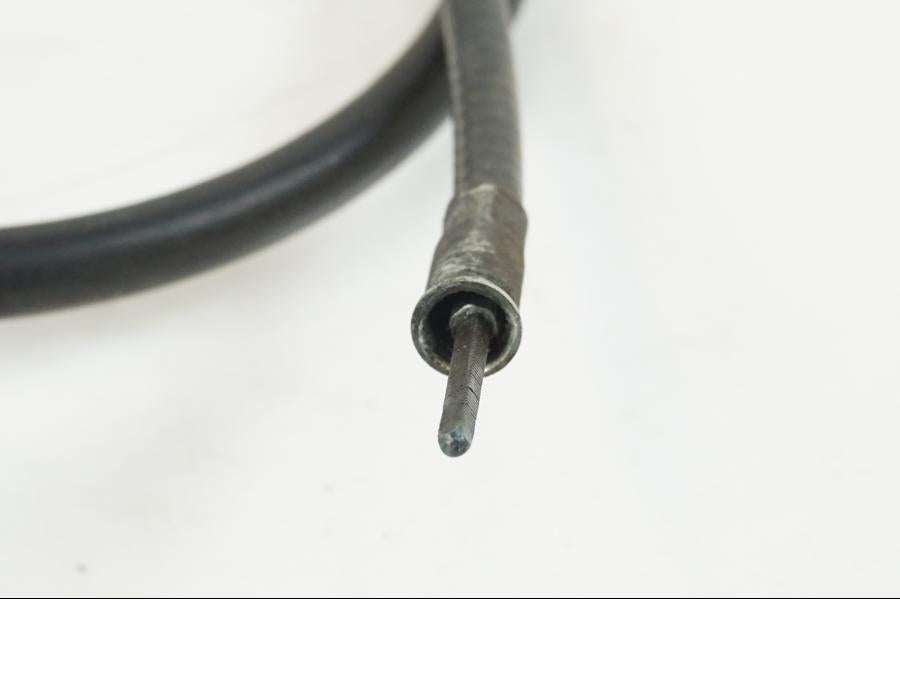 Snett nerifrån på Hastighetsmätarvajer från en Yamaha FZR 1000 -1990 motorcykel.