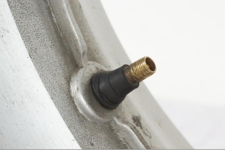 Höger sida på Fälg från en Honda NT 650 V -2002 motorcykel.