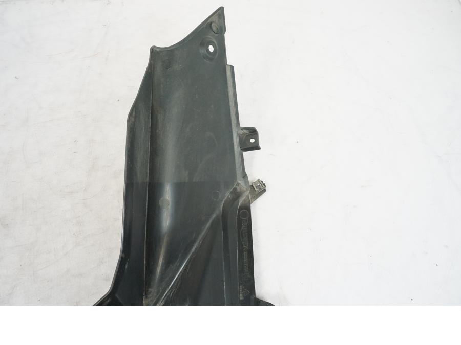 Vänster sida på Tankkåpa från en Triumph Tiger Explorer -2013 motorcykel.