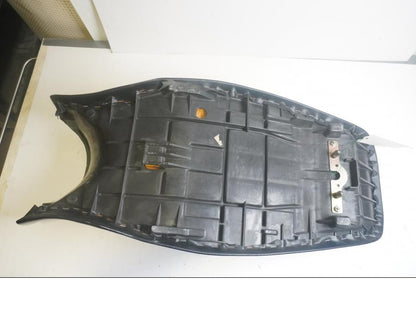 Baksidan på Sadel från en Kawasaki ZZR 1100 -1992 motorcykel.