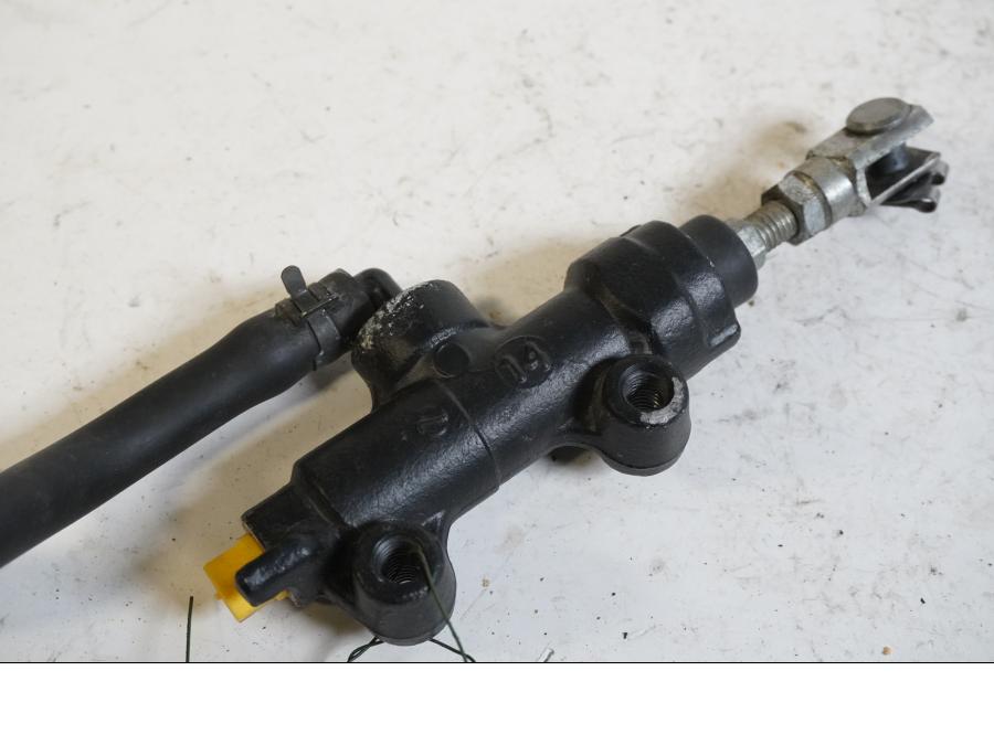 Baksidan på Bromshuvudcylinder från en Triumph Street Triple R -2009 motorcykel.