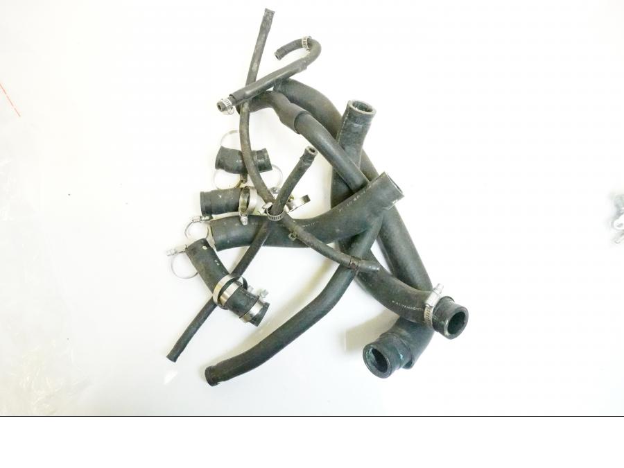 Framsidan på Vattenkyl Slang Set från en Honda VFR 800 -2005 motorcykel.