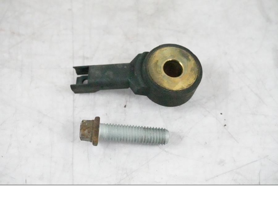 Baksidan på Knacksensor från en BMW K 1200 S -2005 motorcykel.