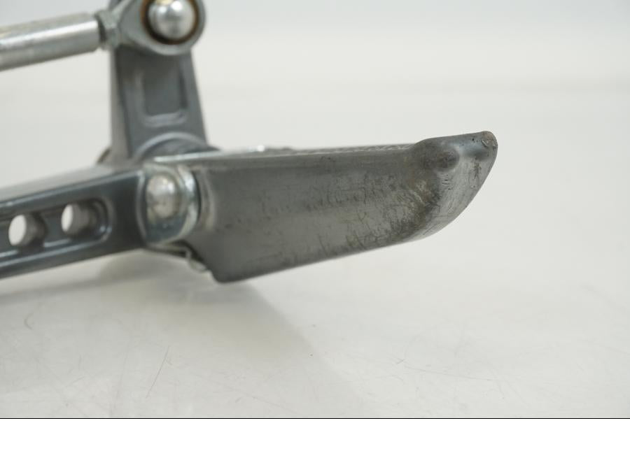 Höger sida på Fotpinnesats från en Universal Universal -0 moped.