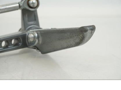 Höger sida på Fotpinnesats från en Universal Universal -0 moped.