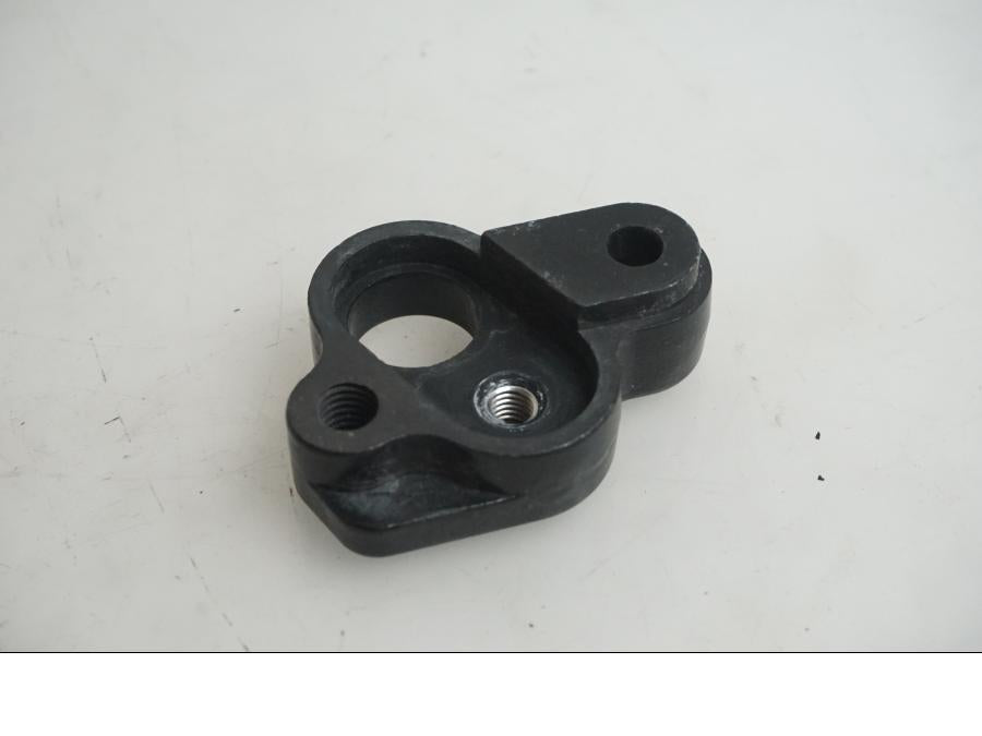 Framsidan på ABS givarfäste från en Indian Chieftain Dark Horse -2019 motorcykel.