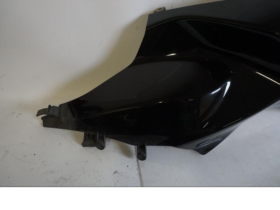 Baksidan på Bensintankskåpa från en BMW K 1200 S -2007 motorcykel.