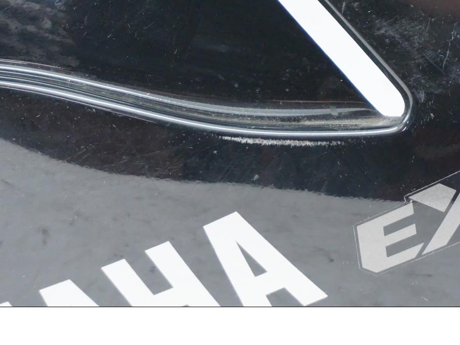 Snett nerifrån på Sidkåpa från en Yamaha FZR 1000 -1993 motorcykel.