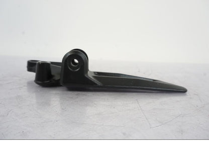 Höger sida på Fotpinnefäste från en KTM 1290 Super Duke -2019 motorcykel.