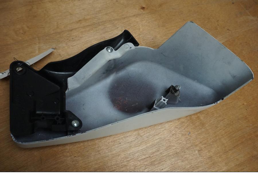 Baksidan på Sidopanel från en Suzuki M 1800 -2007 motorcykel.