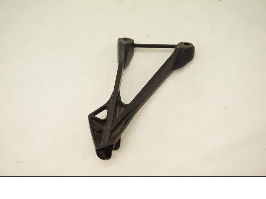 Baksidan på Fotpinnefäste från en Kawasaki ZX-6R -2008 motorcykel.