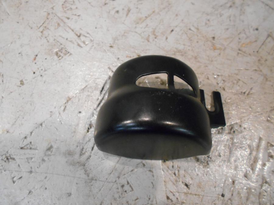 Framsidan på Bromshuvudcylinderskydd från en Triumph Speedmaster -2010 motorcykel.