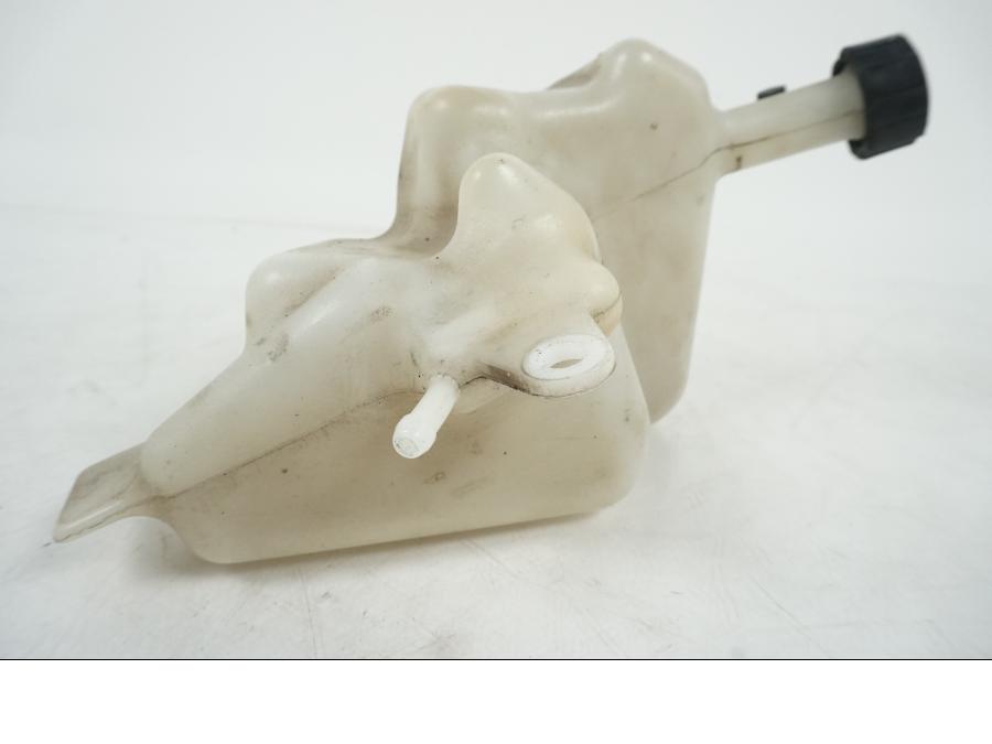 Snett nerifrån på Vattenexpansionskärl från en Honda XL 1000 V -2008 motorcykel.